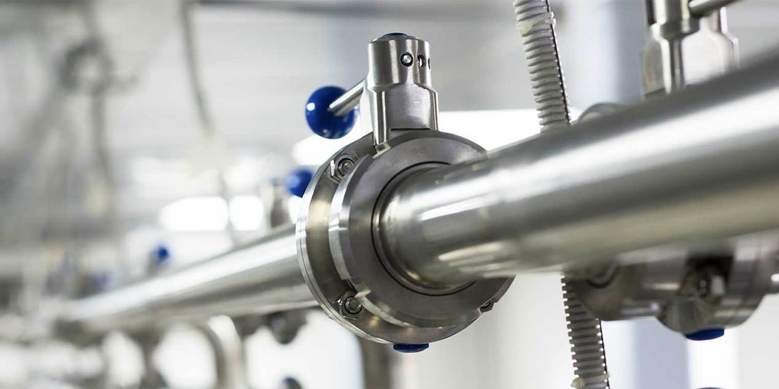 F&ouml;rdertechnik aus Edelstahl f&uuml;r die Lebensmittelindustrie &ndash; perfekt f&uuml;r hygienische und langlebige Anwendungen in der Produktion.