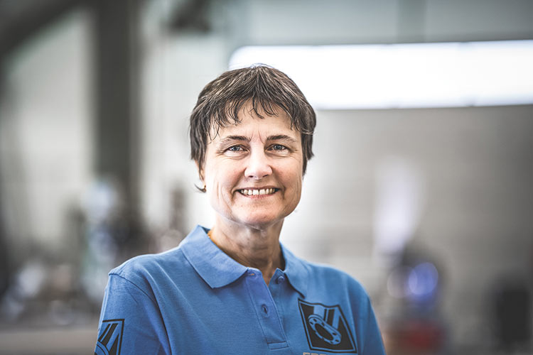 Angela Krüger bei der Arbeit als Konstruktionszeichnerin im Edelstahlzentrum P. Harloff.